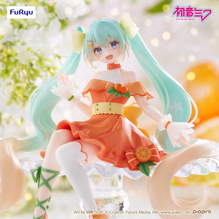 Hatsune Miku Citrus Noodle Stopper Figure — Figure Detail Close-Up Seated Pose