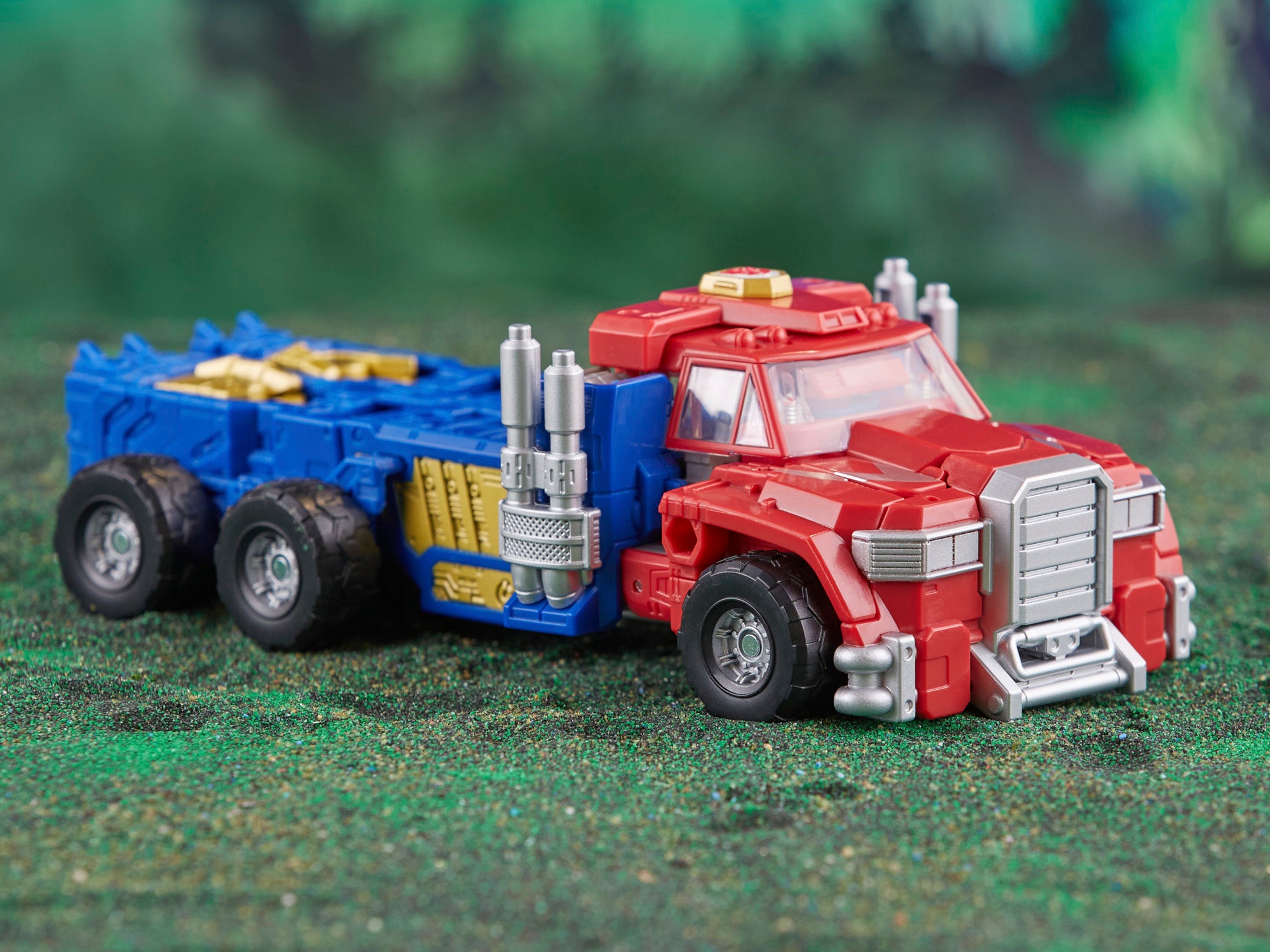 Armada Universe Optimus Prime Legacy Evolution Commander — Truck Cab with Trailer Side View Close-Up