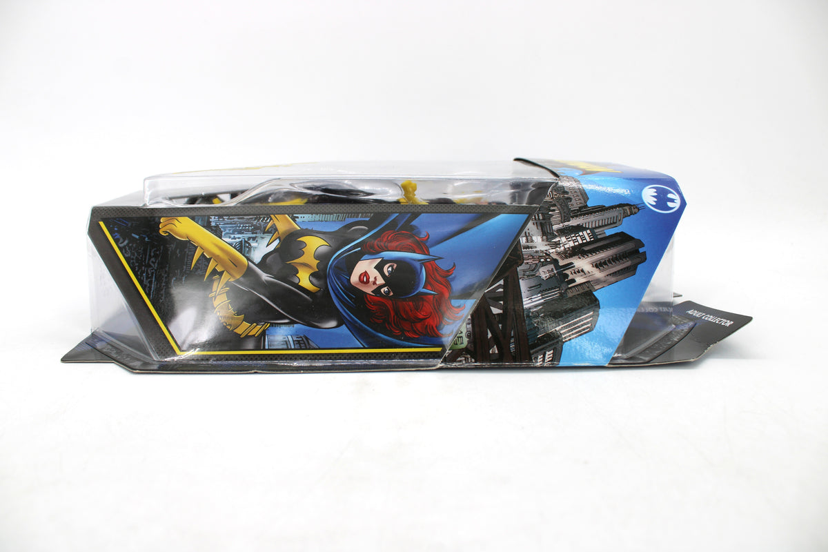 Batgirl DC Batman Legacy Edition Series 2 Figure — Opposite Side View with Comic Art Panel