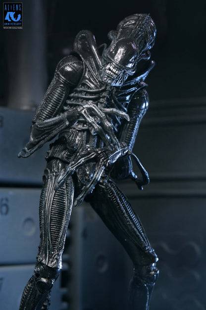 Aliens 40th Anniversary Ultimate Xenomorph Warrior NECA Figure — Upper Body Articulation Pose