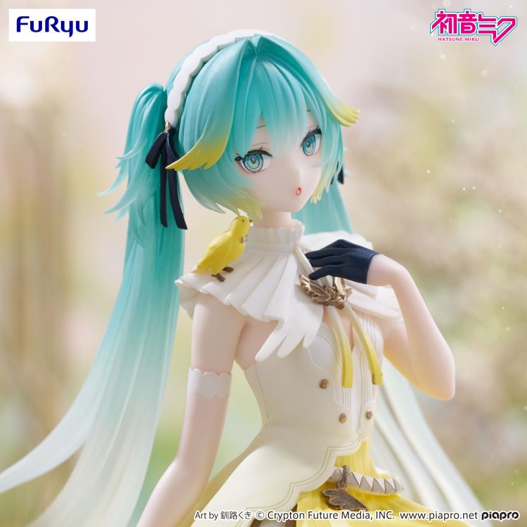 Hatsune Miku Canary Bird Noodle Stopper Figure — Figure Detail Close-Up of Chest Brooch and Canary