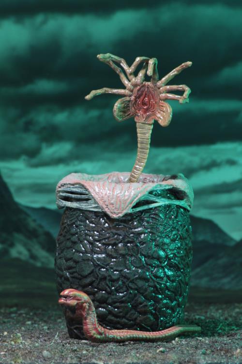 Aliens Ultimate NECA Figure — Egg and Facehugger Accessory Detail with Chestburster