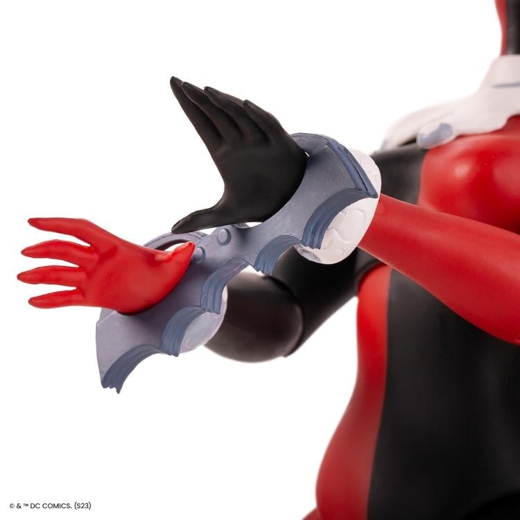 Harley Quinn Batman Animated Series 1/6 Scale Figure — Batcuffs Hand Swap Detail